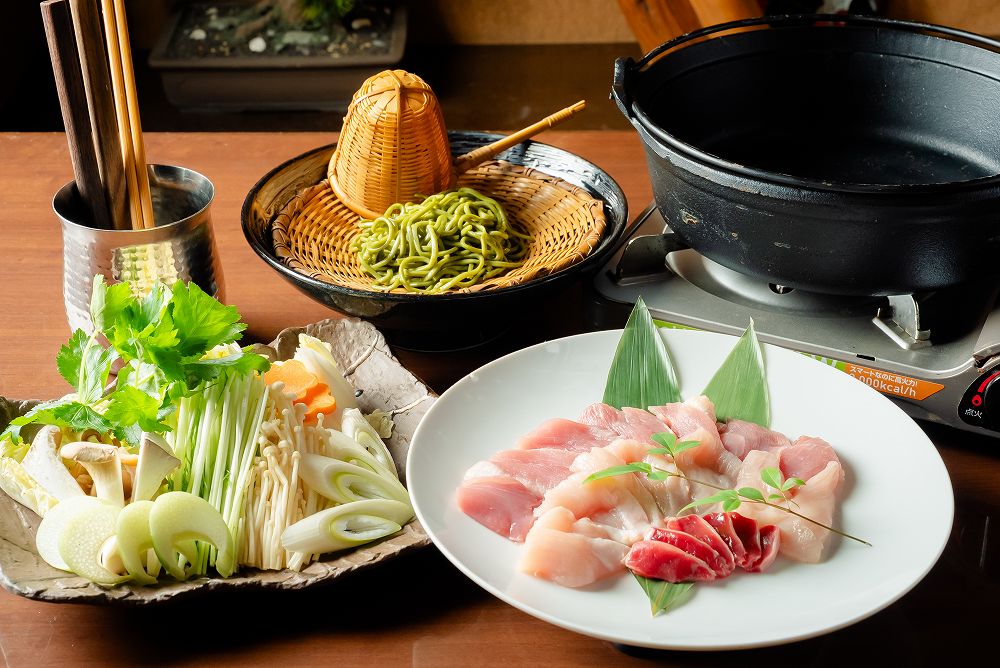 一年を通して自慢の軍鶏をお楽しみいただける、贅沢な鍋コースです。